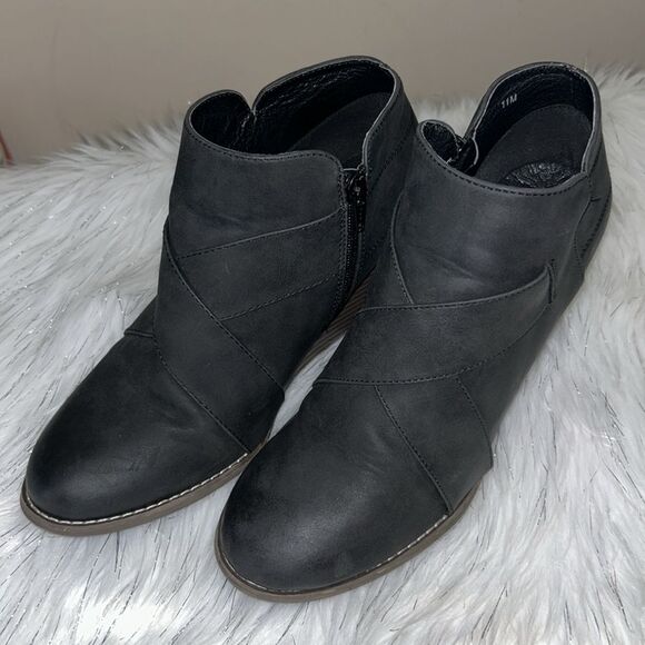 Maurices 11M Black Alexis Cross Strap Wedge Bootie - Picture 4 of 12